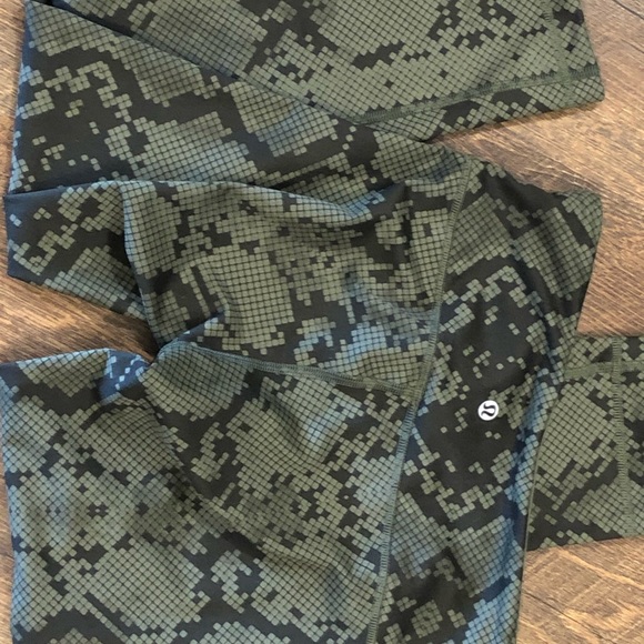 Lululemon size 4 excellent condition - Picture 2 of 5